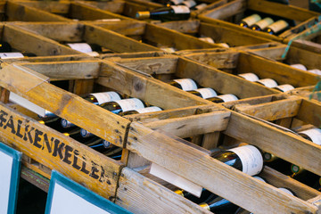 Wein in Holzkisten auf einem Wochenmarkt