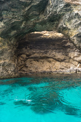 H&ouml;hlenformation mit t&uuml;rkisblauen Wasser Comino