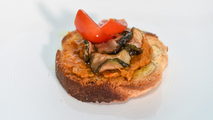 piccola bruschetta pugliese con verdure e pomodori