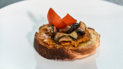 piccola bruschetta pugliese con verdure e pomodori