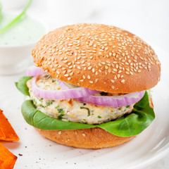 Burger with turkey, spinach, onion, batat