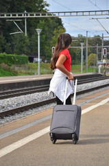 Teenager am Bahnhof