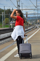 Teenager am Bahnhof