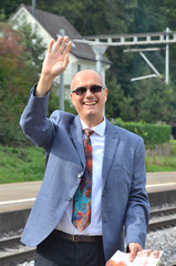 Geschäftsmann am Bahnhof