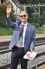 Geschäftsmann am Bahnhof