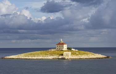 Leuchtturm auf einer einsamen Insel im Meer