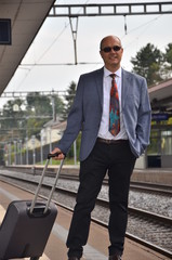 Geschäftsmann am Bahnhof