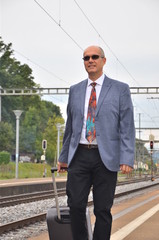 Geschäftsmann am Bahnhof