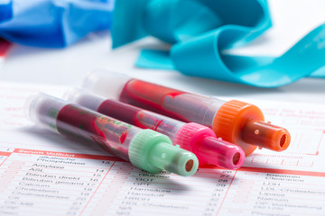 Blutuntersuchung, Blutproben auf einem Laborformular