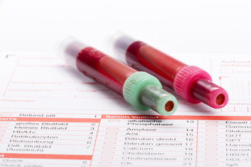 Blutuntersuchung, Blutproben auf einem Laborformular