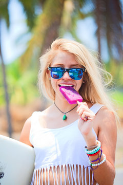 Mujer comiendo helado en la playa