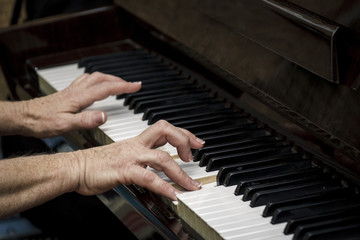 Fototapeta na wymiar Manos de mujer tocando el piano. Reproducción de música por un pianista. Manos en el piano.