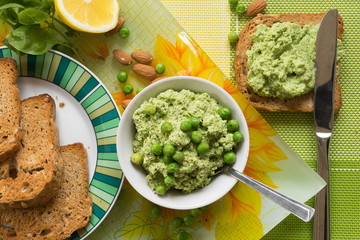 Mousse pea spread on toasts