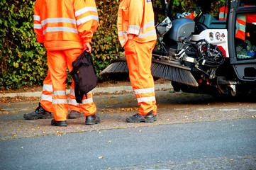 Straßenreinigung , Arbeiter mit  Kehrmaschine