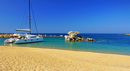 Catamaran en mouillage dans la Cala di Tevella.