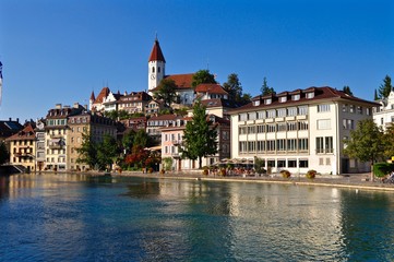Fototapeta na wymiar Altstadt Thun mit Stadtkirche und Fluss Aare, Berner Oberland , Schweiz