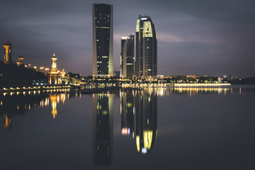 Obraz premium Reflection a building at recreational park. Shot with long exposure technique