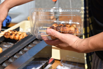 パックに入れる出来たての焼き団子