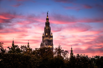Wiener Rathaus beleuchtet in der Dämmerung