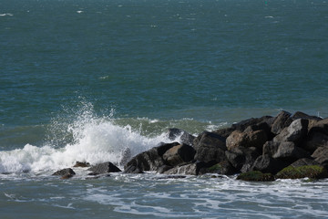 ocean waves crushing on rocks