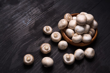 Obraz premium View from above of whole uncooked fresh white button or field mu