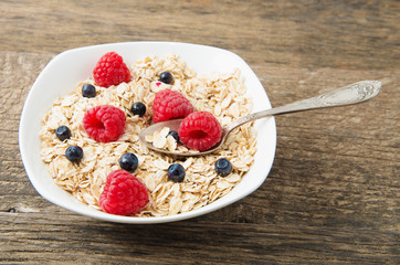 Oatmeal porridge with berries