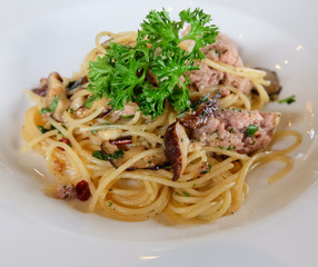spaghetti Italian sausage, with garlic and chili.
