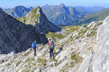 Alpinisten begehen einen Klettersteig in der Arlberg-Region