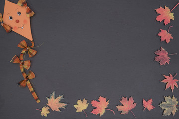 Schiefertafel mit Herbstblätter und Drachen