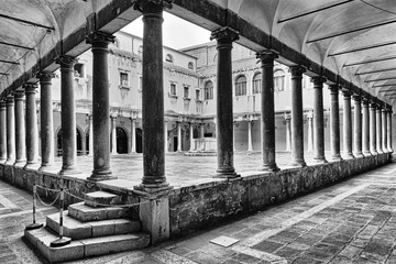 Venice Doges palace courtyard BW