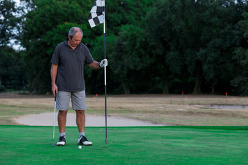 Obraz premium man playing golf