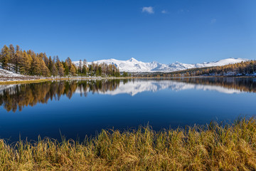Fototapeta na wymiar lake mountains reflection snow autumn