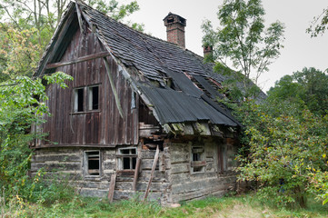 Fototapeta na wymiar verfallenes Haus im Spreewald