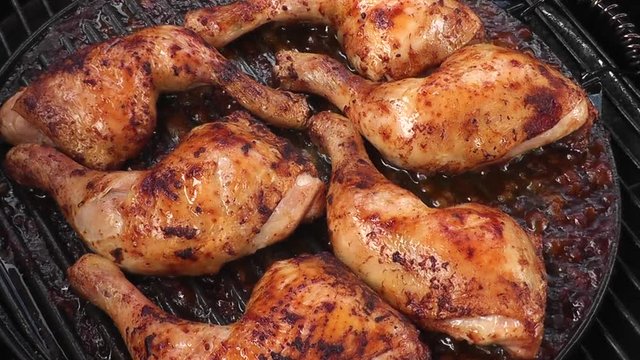 H&auml;hnchenfleisch auf dem Grill