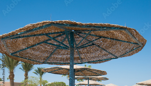 "Sonnenschirme und blauer Himmel " Stockfotos und lizenzfreie Bilder