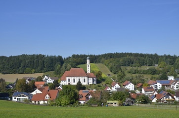 Ansicht mit Wallfahrtskirche Violau