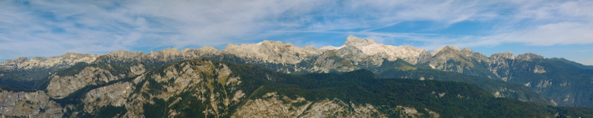 Fototapeta na wymiar Panorama Julische Alpen mit Triglavmassiv vom Berg Vogel gesehen / Slowenien