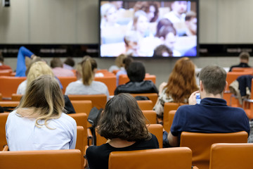 Obraz premium Audience listening a lecture on the conference. Focus to heads at foreground