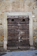 Italia,Toscana,Arezzo, un vecchio portone.