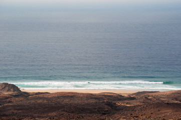 Fuerteventura, Isole Canarie: vista sulla spiaggia di Cofete, una delle spiagge più selvagge dell'isola con alle spalle montagne altissime, il 7 settembre 2016