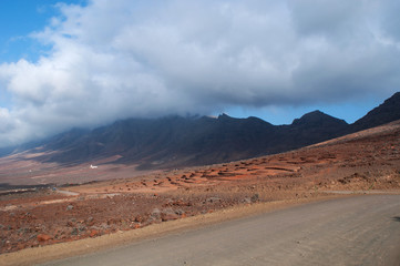 Fuerteventura, Isole Canarie: muretti a secco e la strada sterrata che porta a Cofete, una delle spiagge più selvagge dell'isola con alle spalle montagne altissime, il 7 settembre 2016
