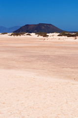 Fuerteventura, Isole Canarie: Grande Playas beach, una delle spiagge più famose per il surf e il kitesurf, con vista sull'isolotto di Lobos il 31 agosto 2016 