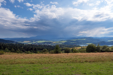 Fototapeta premium Widok na Jezioro Czorsztyńskie i niesamowite chmury nad Tatrami. Polska.