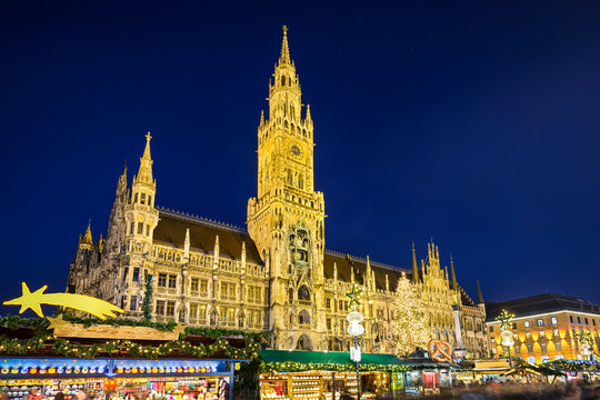 Rathaus und Weihnachtsmarkt in M&uuml;nchen