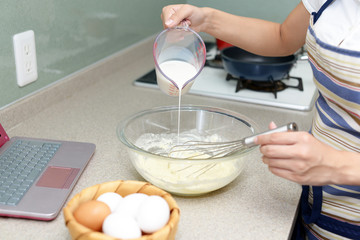 料理を楽しむ主婦