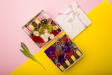 Obraz na płótnie Canvas Flowers and macaroons in a hat-box