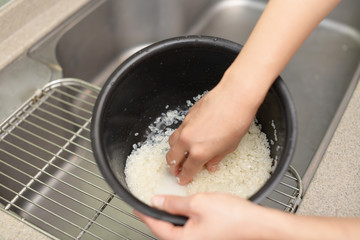 米を研ぐ女性
