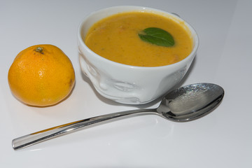 Suppe im Teller zum essen mit Vitamine