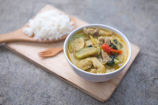 Green curry pork and eggplant, (Kaeng Khiao Wan)