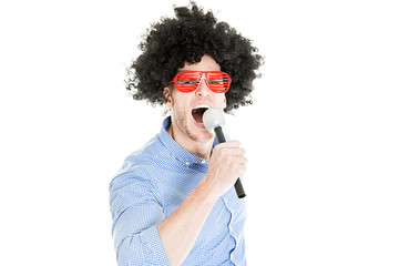 Verkleideter Mann mit Mikrofon macht lustiges Foto mit Fotobox Fotoautomat Photobooth
